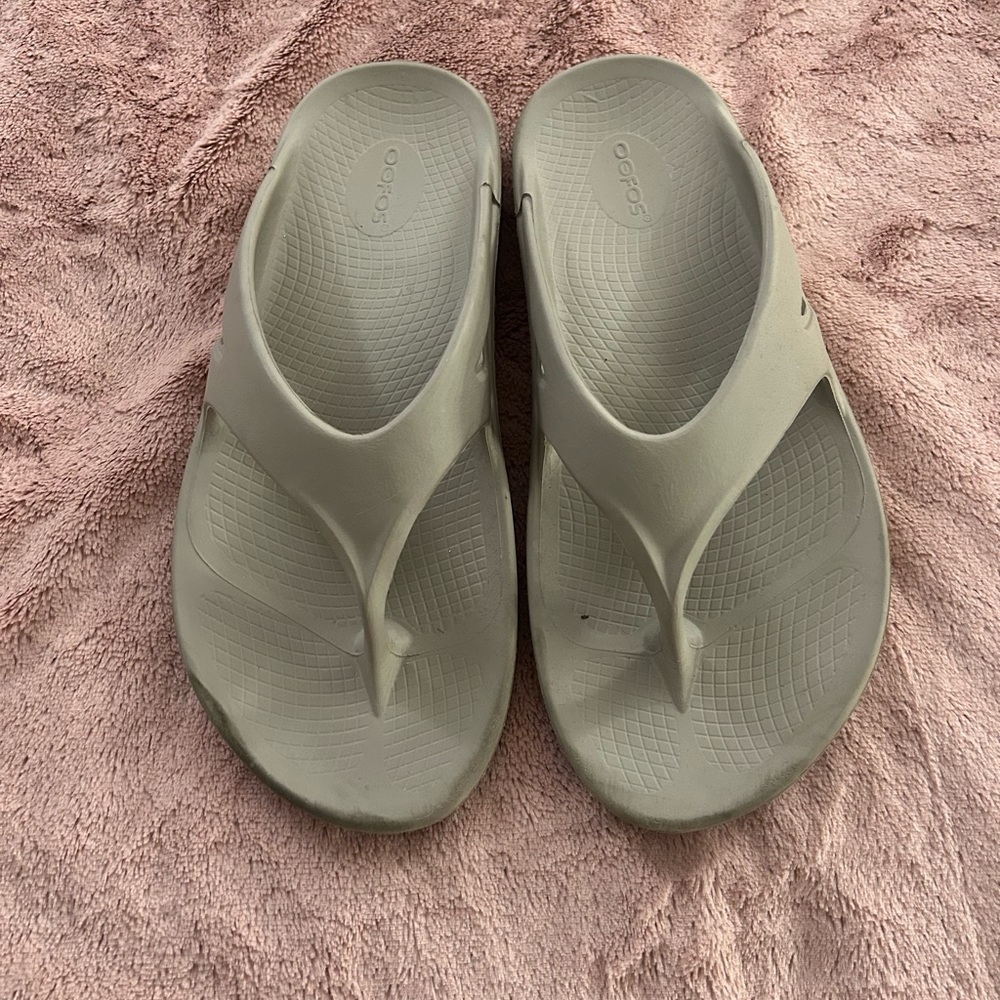 Oofos flip flops. Beige. Men’s 10 women’s 12